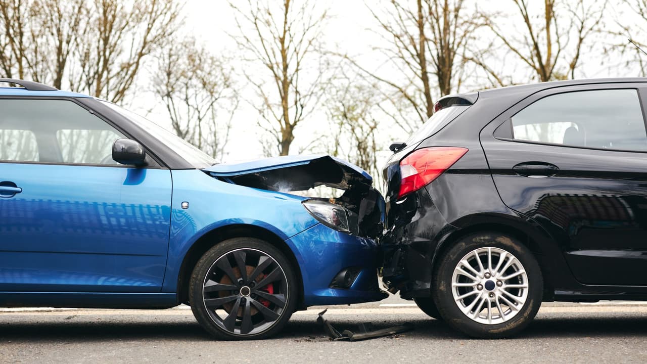 <h3 class="cms-H3-H3">4: Irse después de un choque</h3>
<br>
<br>Después de un choque,
<b>detenerse no es opcional.</b>
<br>La ley de Texas exige que
<b>el conductor pare en el lugar o lo más cerca posible,</b> regrese si no pudo detenerse en la escena, revise si hay personas involucradas y permanezca allí hasta cumplir con los requisitos legales.
<br>
<br>Esos requisitos incluyen
<b> dar nombre, dirección, número de registro del vehículo, información del seguro y mostrar la licencia</b> si se la piden.
<br>
<br>Si alguien está herido, el conductor debe prestar ayuda razonable,
<b>como llamar a emergencias o hacer arreglos para que la persona reciba atención médica. </b>
<br>
<br>Para una persona inmigrante, este es uno de los escenarios más delicados porque puede dejar de ser un asunto de tráfico
<b>y convertirse en un caso criminal. </b>
<br>
<br>No significa que toda situación afecte automáticamente un trámite migratorio, pero sí
<b> puede exigir orientación legal antes de hablar, firmar o asumir culpabilidad.</b>
<br>
<br>Si el choque causa la muerte de una persona,
<b>no detenerse puede ser un delito grave de segundo grado. </b>
<br>Si causa lesiones graves,
<b>puede ser un delito grave de tercer grado. </b>
<br>
<br>Incluso cuando las lesiones no llegan a ese nivel,
<b>la persona puede enfrentar cárcel, multa o ambas.</b>