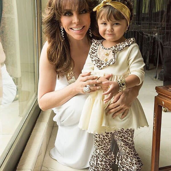 La pequeña 
<b><a href="http://www.univision.com/programas/novelas/rafaela-la-nieta-de-veronica-castro-otra-vez-robo-camara">Rafaela heredó el físico de la familia Castro</a></b>, y es que es innegable el parecido con su papá y su abuela cuando eran bebés.