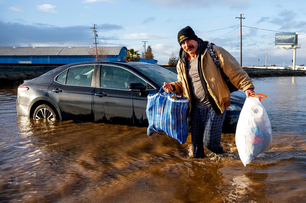 Jesus Torres carga pertenencias al salir de su casa debido a la inundación. El pronóstico meteorológico indica que
<b>una lluvia de ligera a moderada con algunas tormentas eléctricas llegaría el miércoles al norte de California</b>. Pero un sistema de tormentas más grande está previsto desde el viernes hasta el 17 de enero.