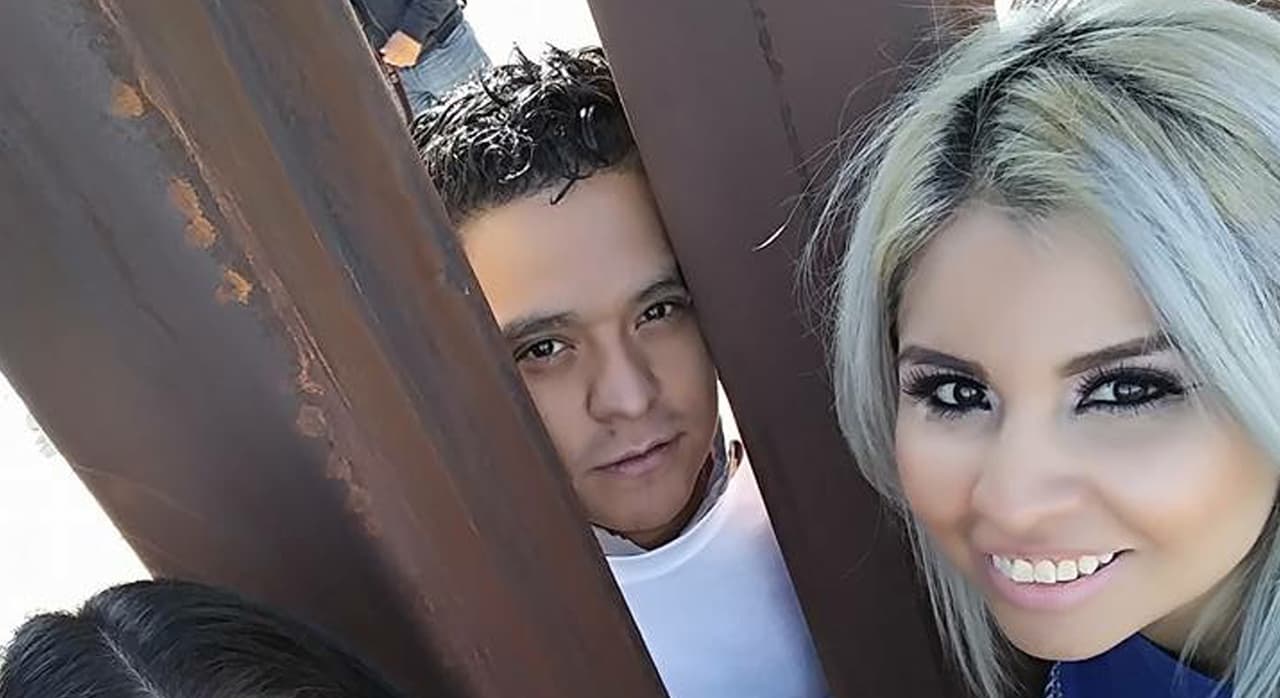 Amor y protesta: el doble motivo de esta dreamer para casarse en el muro fronterizo con su novio deportado 