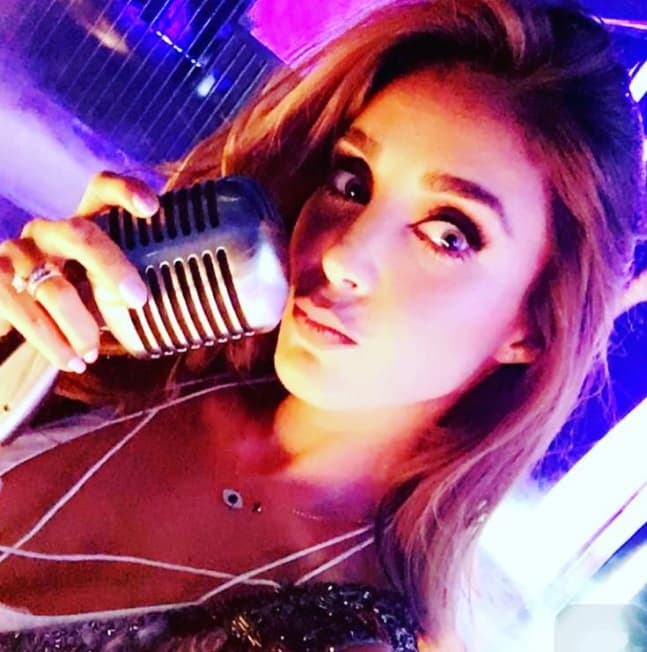 En ambas publicaciones da a entender que ya está preparando un nuevo proyecto, aunque no aclara si será en la actuación, en el mundo de la música, en alguna otra plataforma o medio de comunicación.
<br>