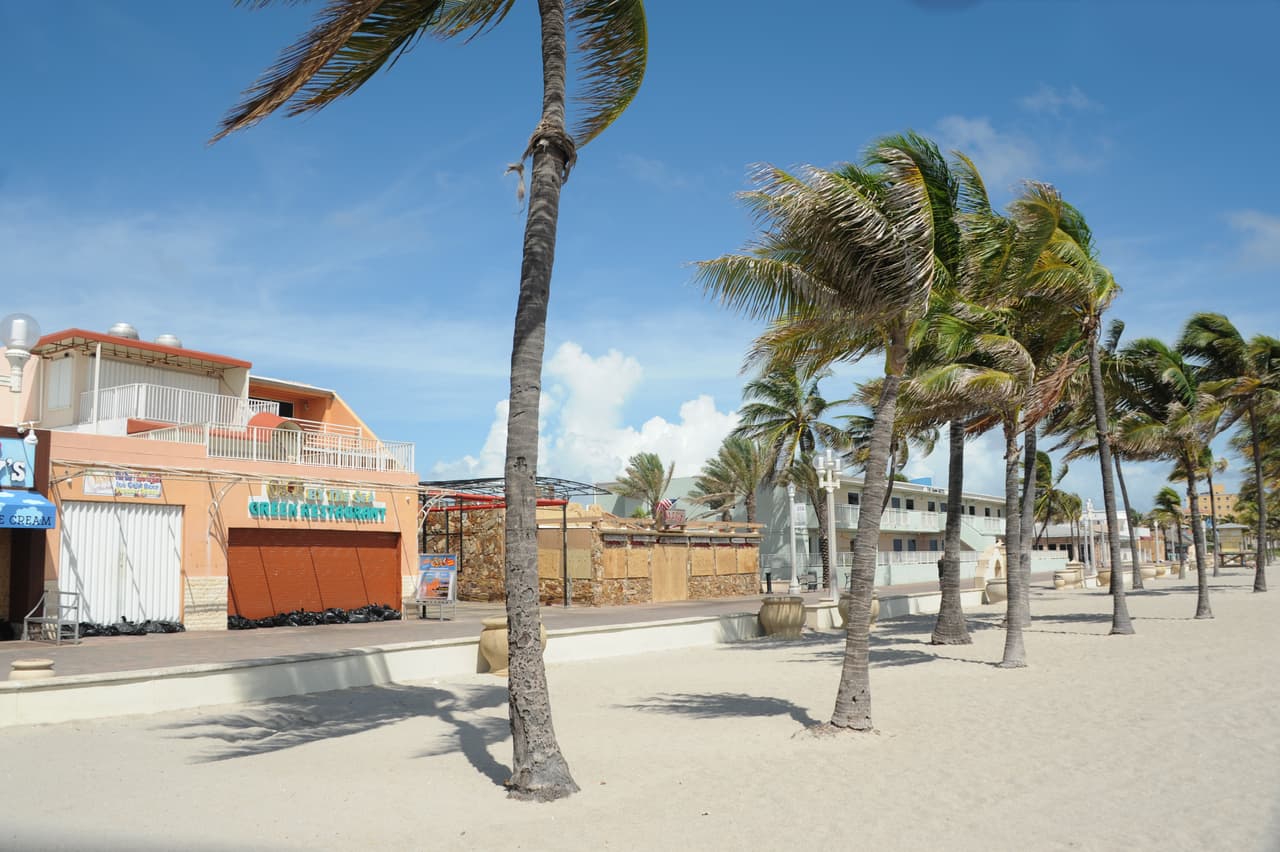 Hollywood Beach desierta este viernes. El paseo de la playa suele estar lleno de turistas que pasean a pie y en bicicleta. Este viernes, no hay nadie.