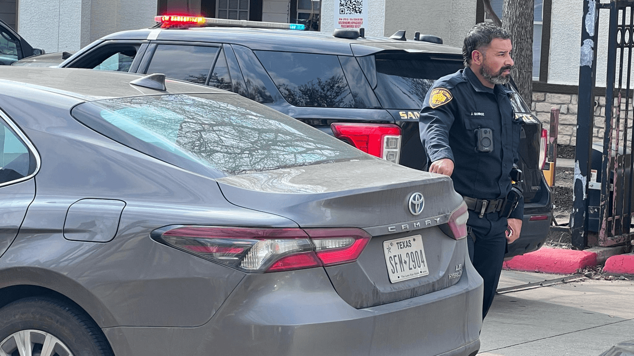 En un caso aparente de violencia doméstica, dos menores de edad fueron encontrados encerrados en una habitación de un apartamento. Ellos tienen 1 y 3 años de edad. La policía de San Antonio informó que encontró a una pareja sin vida.