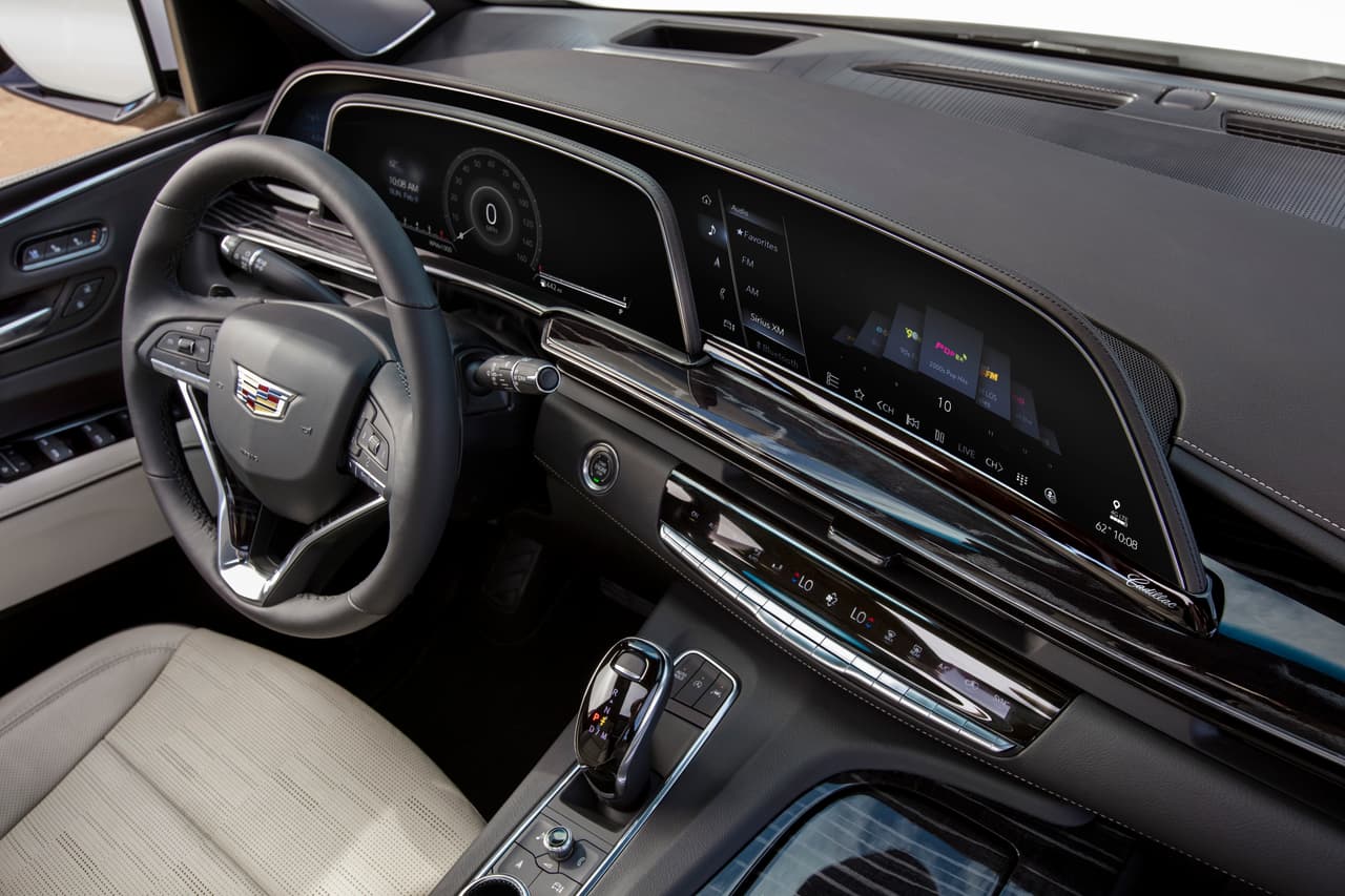 Sin embargo, las novedades más importantes se dieron en el interior, fuertemente influenciadas por el auto concepto, 
<a href="https://www.univision.com/noticias/cadillac/el-cadillac-escala-concept-continua-la-busqueda-del-sedan-perfecto-fotos">Escala</a>, que Cadillac presentó en 2016. Al entrar, los ojos se centran en las nuevas pantallas OLED curvas que, según el fabricante, cuentan con el doble de densidad de pixeles que un monitor 4K.