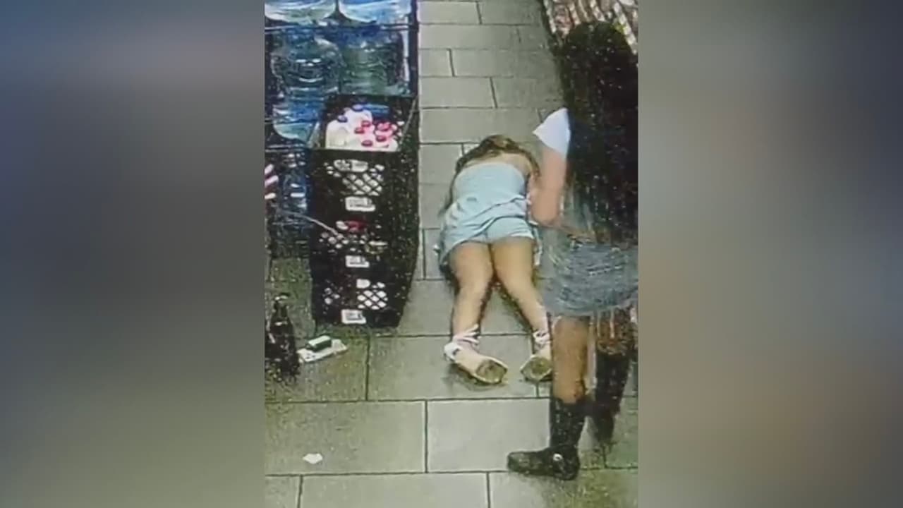 Policía busca a pareja por brutal agresión contra una joven de 18 años en una tienda de conveniencia