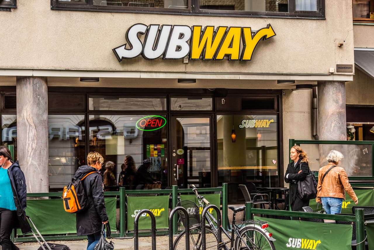 <b>Puesto 1. Subway.</b>
<br>
<br>Locales cerrados: entre 2,200 y 2,400.
<br>
<br>Marca afectada: Subway. 
<br>
<br>Para la cadena de sándwiches la pandemia empeoró una situación que ya venía mal. A diferencia de otras empresas de esta lista, todos los locales de Subway son operados como franquicias y los cierres masivos en el último año indican grandes pérdidas para los dueños de cada restaurante.
<br>
