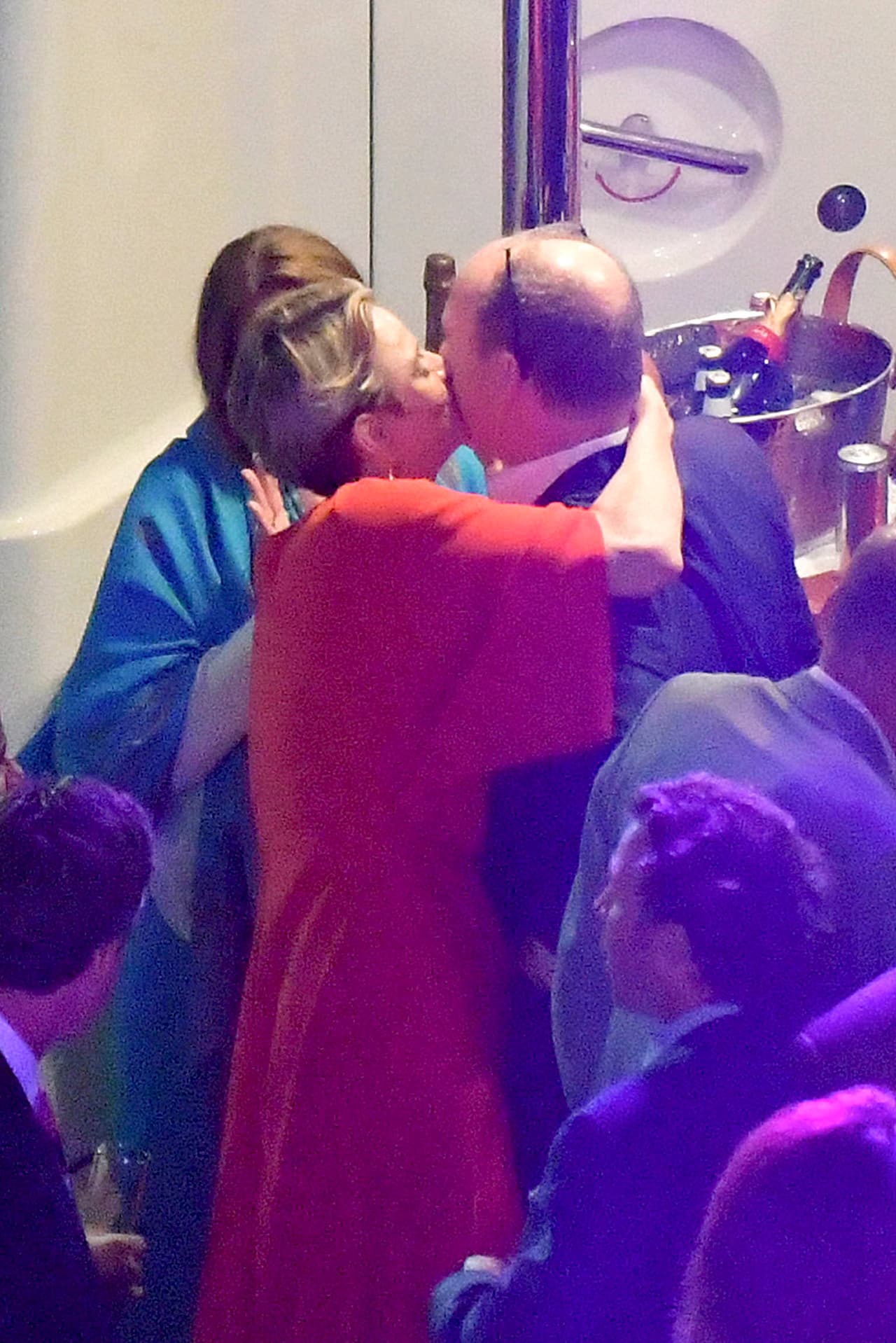 Le daba sus buenos besitos.