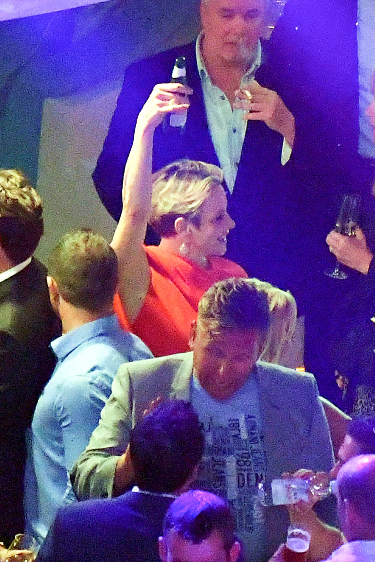 Siguió brindando a bordo del yate.