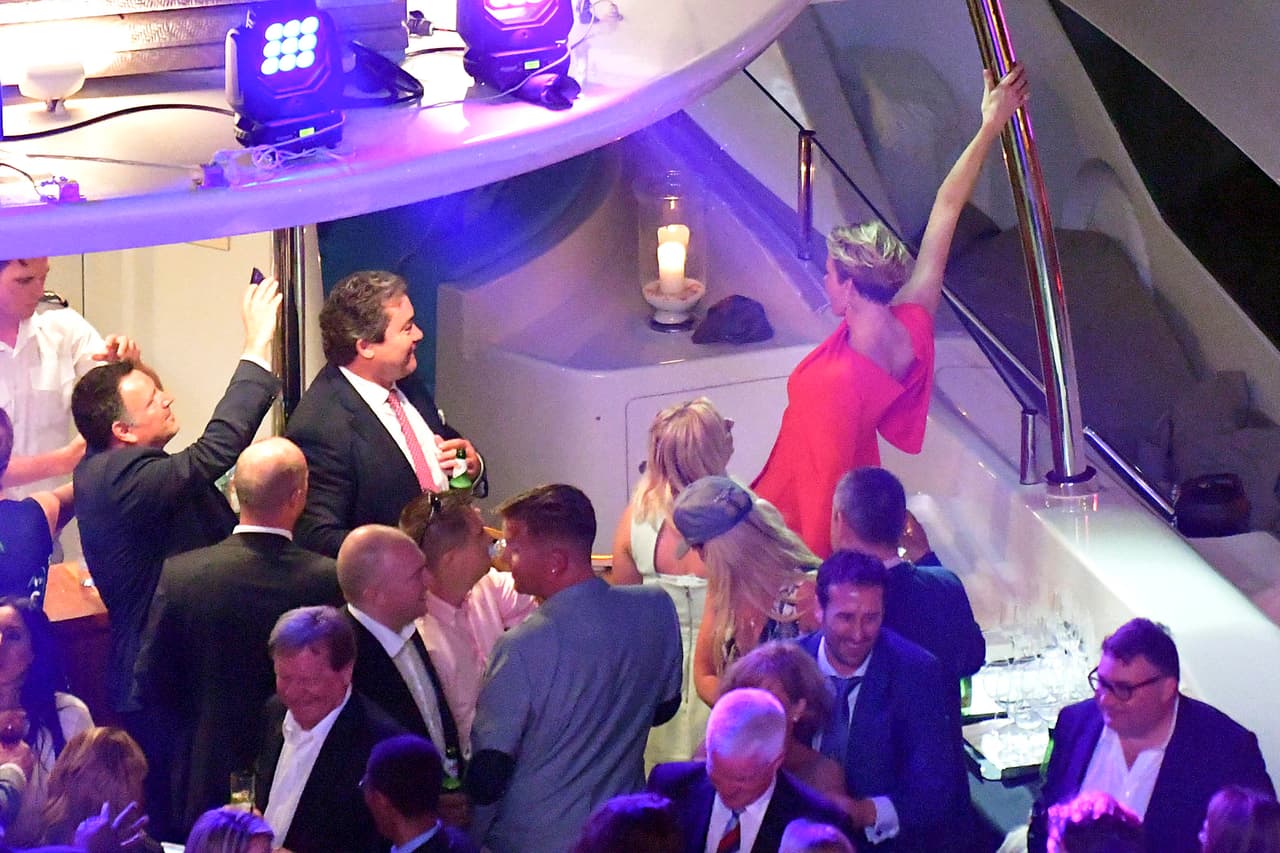 Y después de un rato Charlene se fue a otro lado.