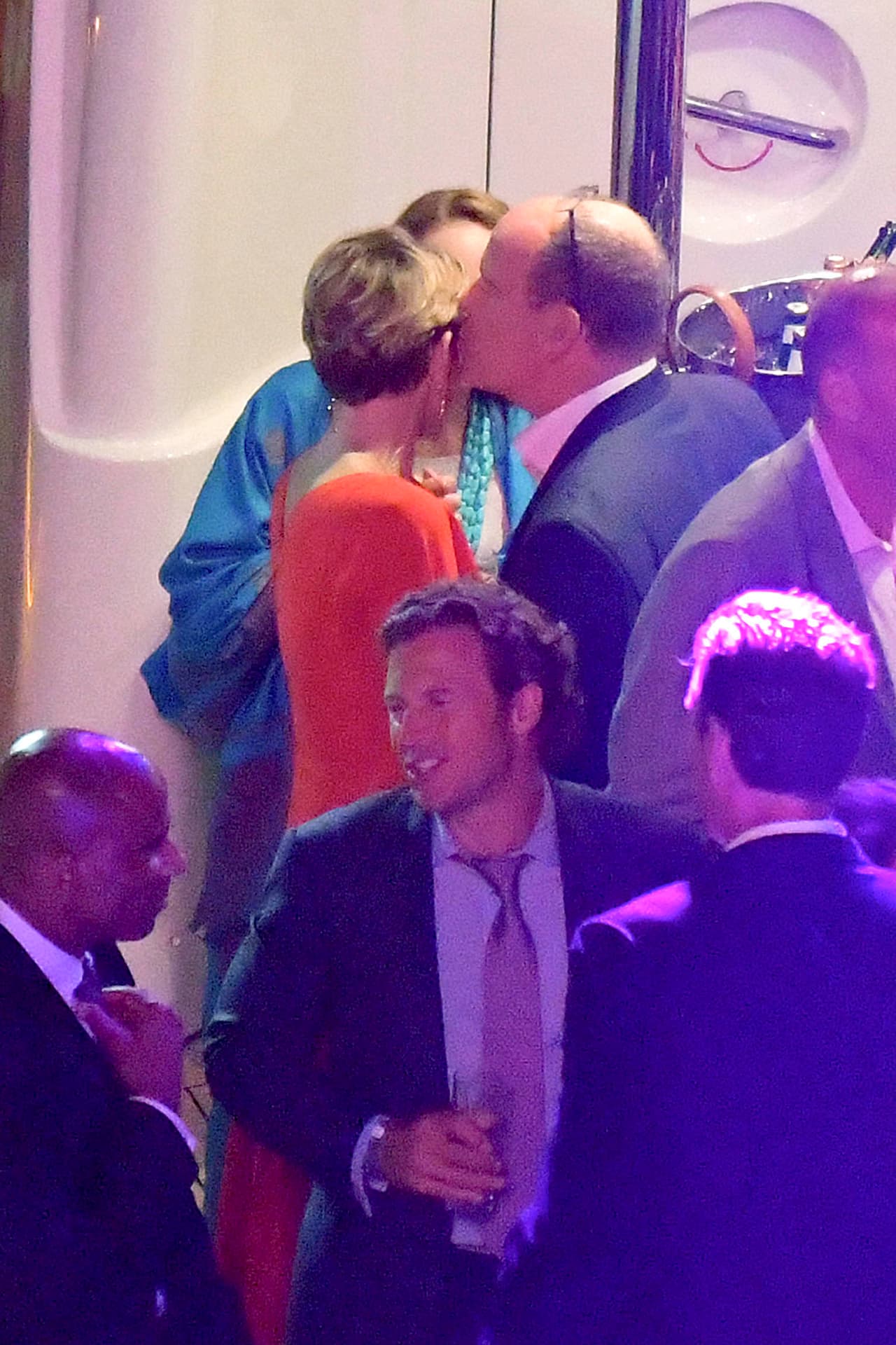 Pero también le regresó sus besitos románticos.