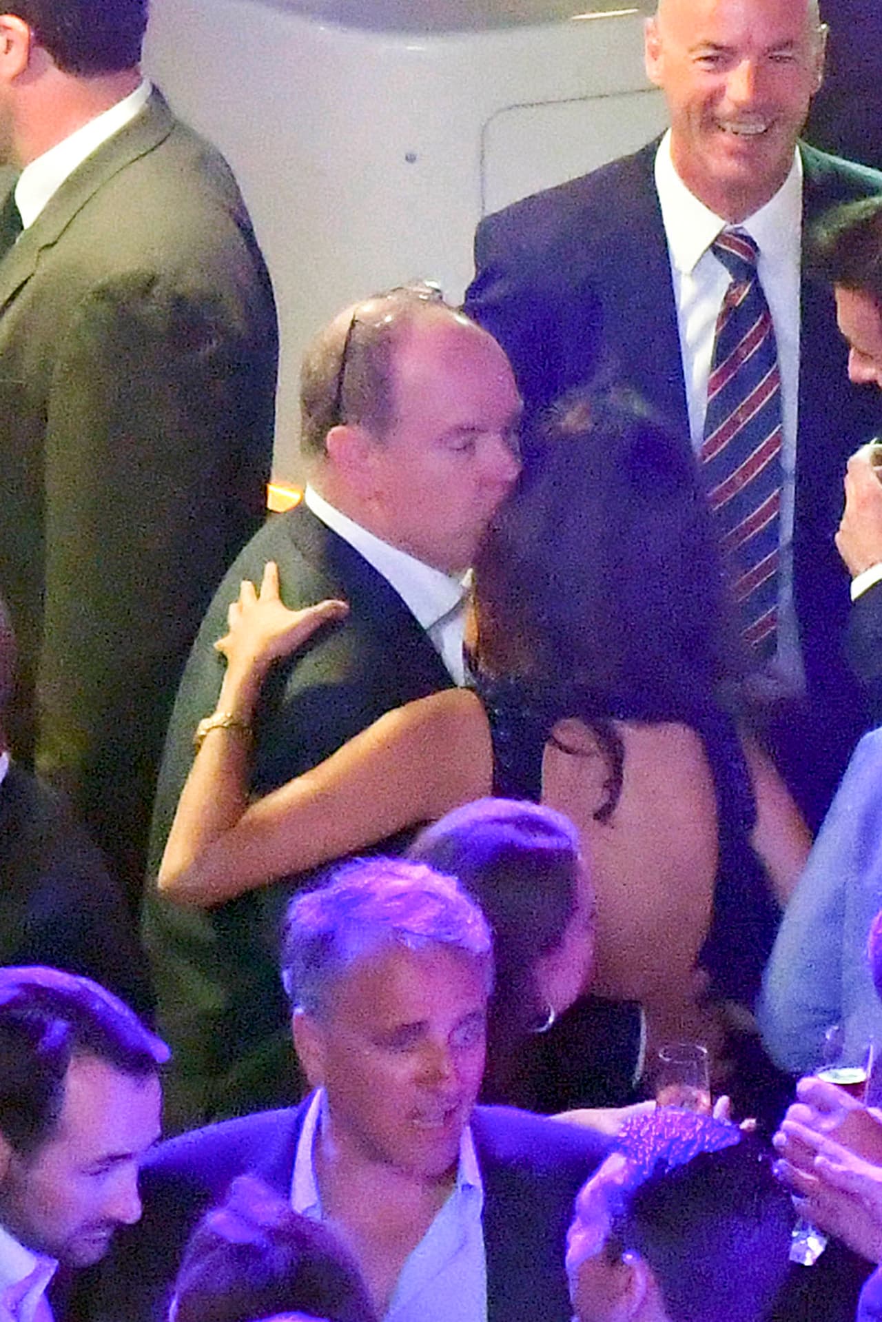 ¡Así que Alberto aprovechó para platicar con otras chicas!