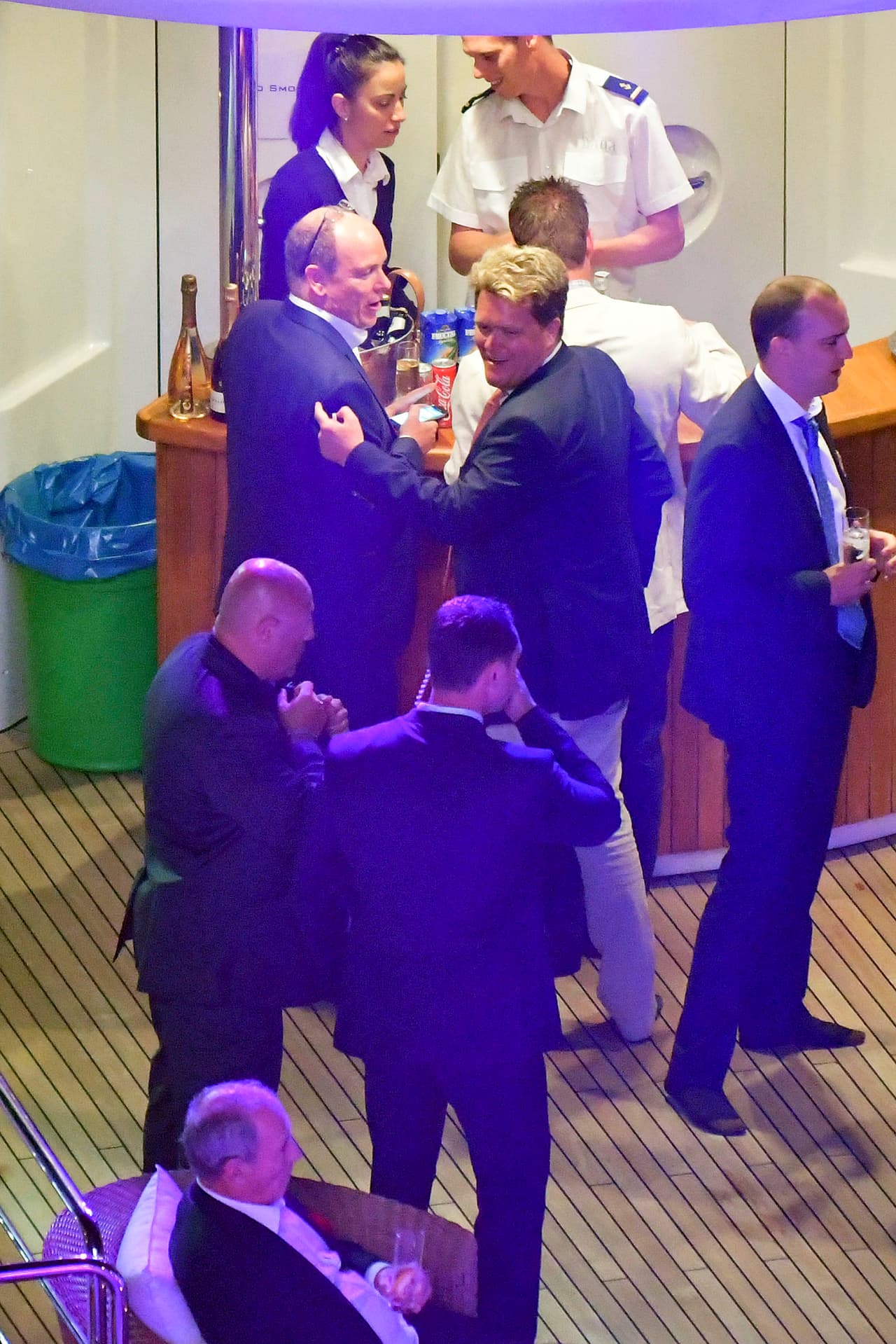 Después se puso a charlar con un hombre.