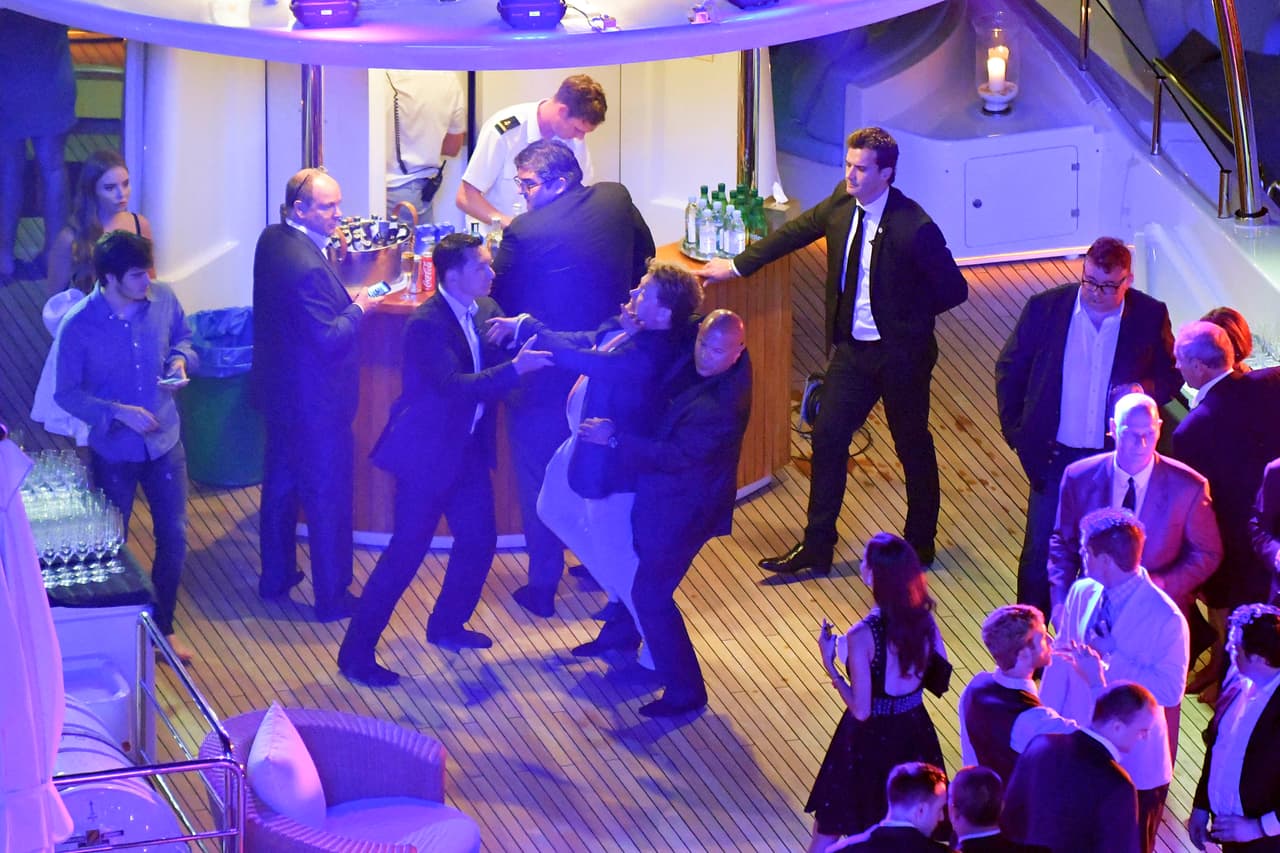 ¡Mira qué apretujones y jaloneos!