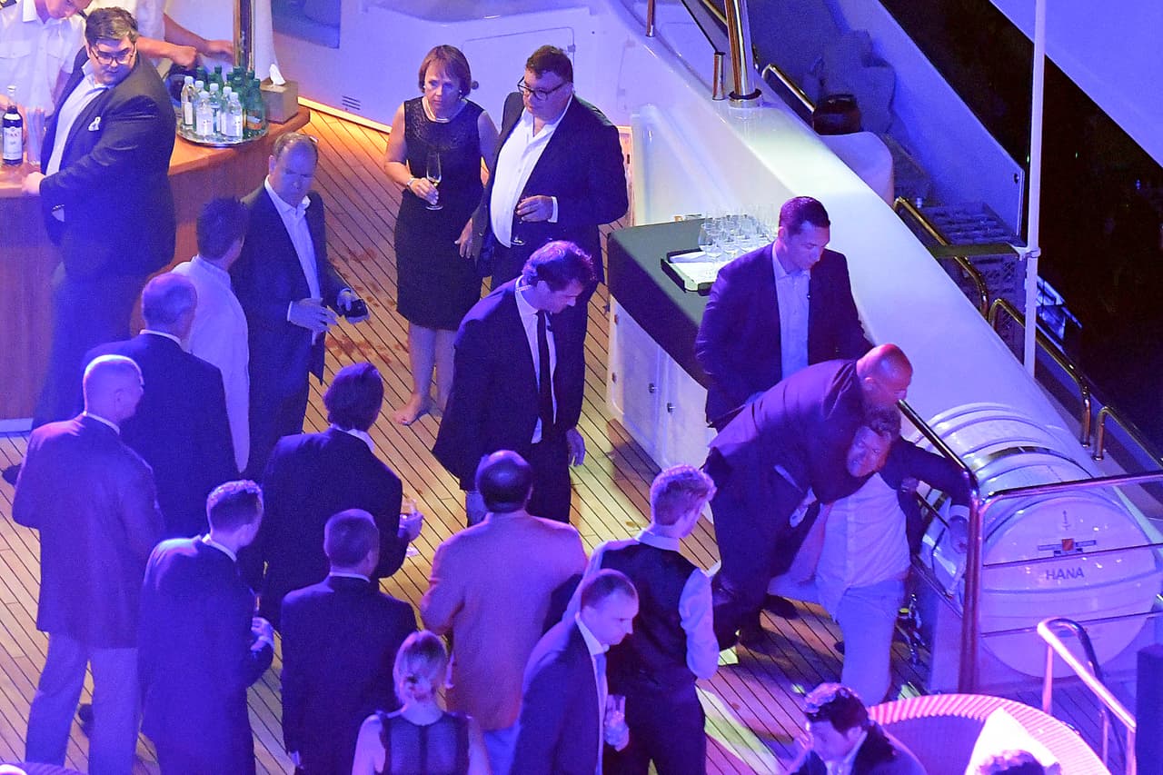 Pronto lo tuvieron sometido. ¡Qué horror! Y Alberto, como si nada...