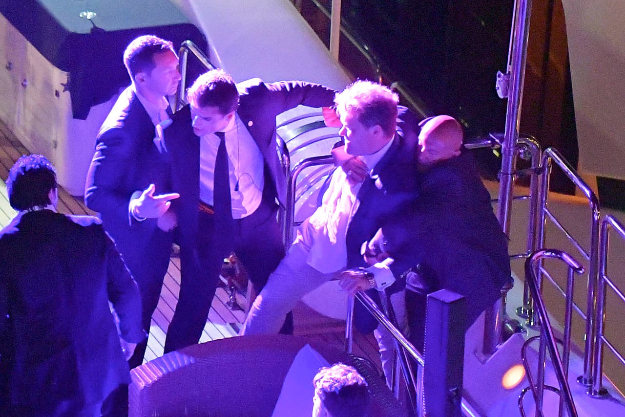 Pero estos hombres, quizá guardaespaldas, se lo llevaron lejos del príncipe de Monaco.