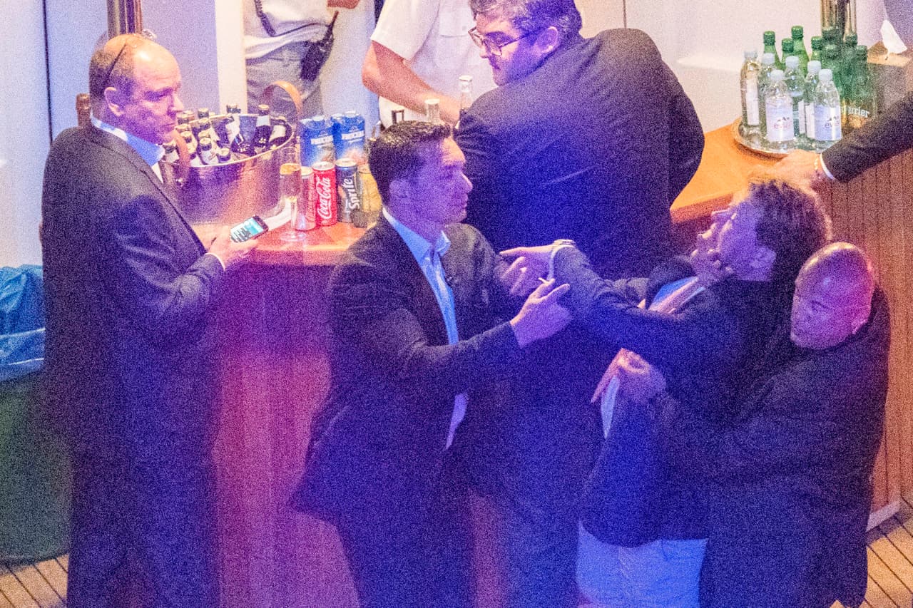 El príncipe Alberto nada más miraba de lejitos...