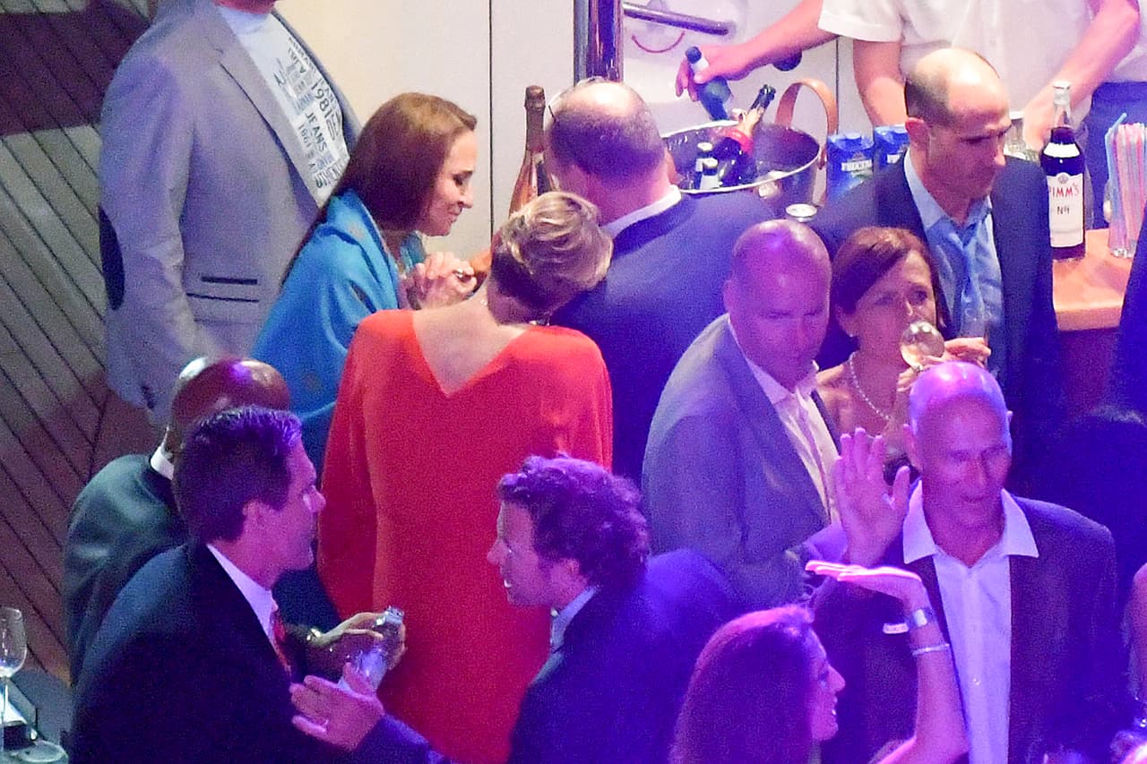 Pero el príncipe no estaba muy enfocado en atender a su amada.