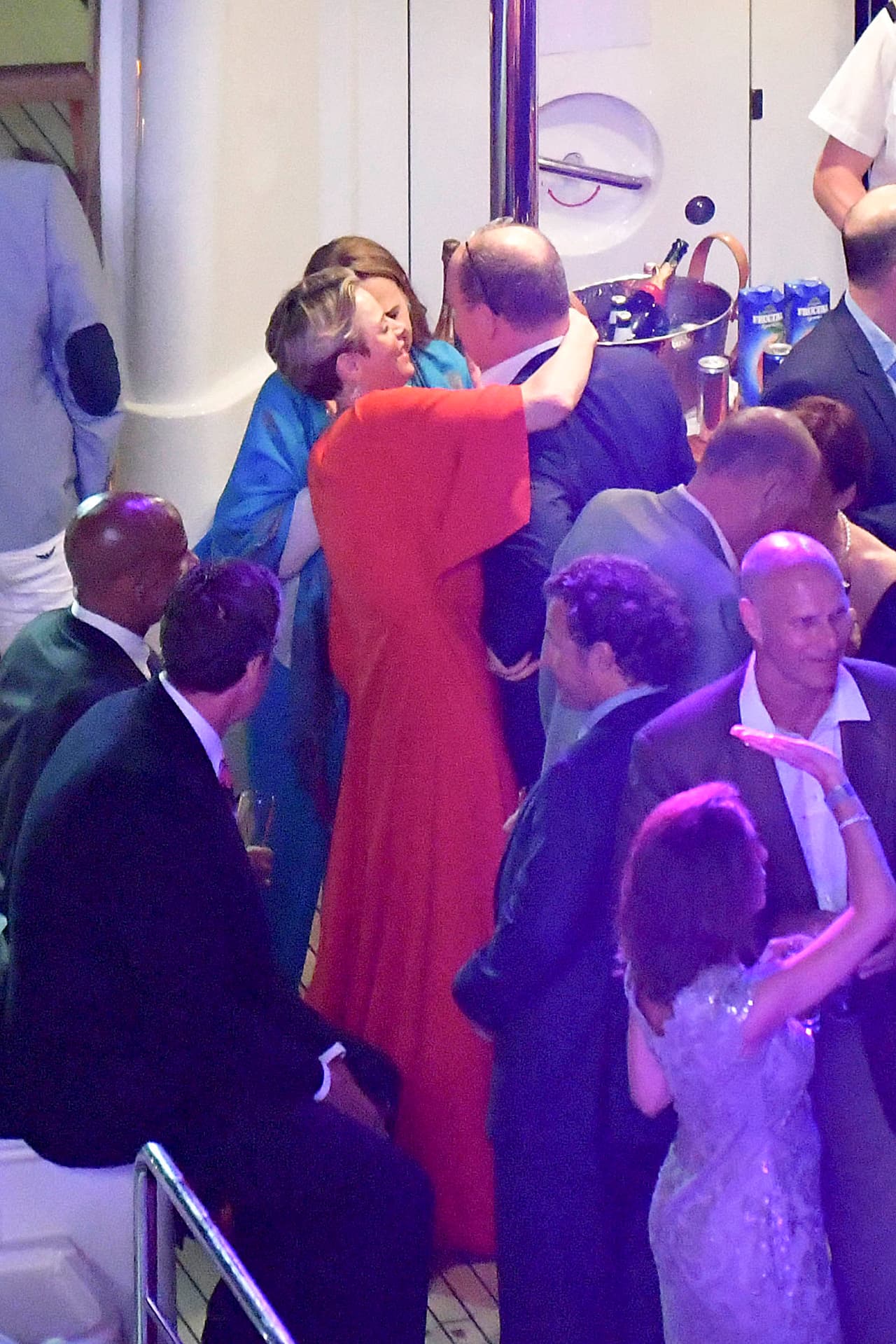 Y él como que se hacía del rogar.