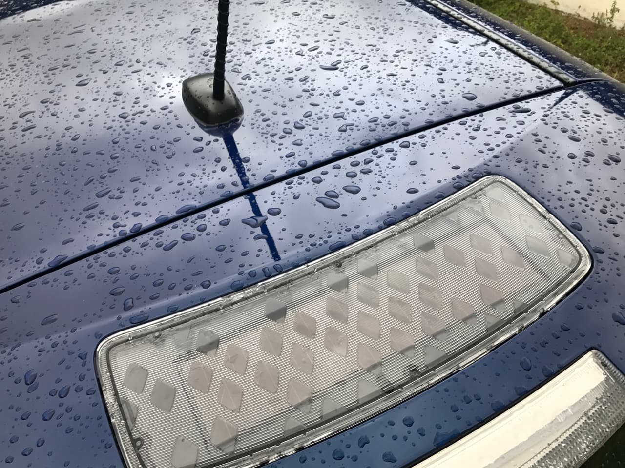 Este panel solar en el techo de nuestro Nissan Leaf 2016 de prueba, convierte la luz solar en energía eléctrica para 
<b>alimentar los sistema de accesorios</b> del auto.