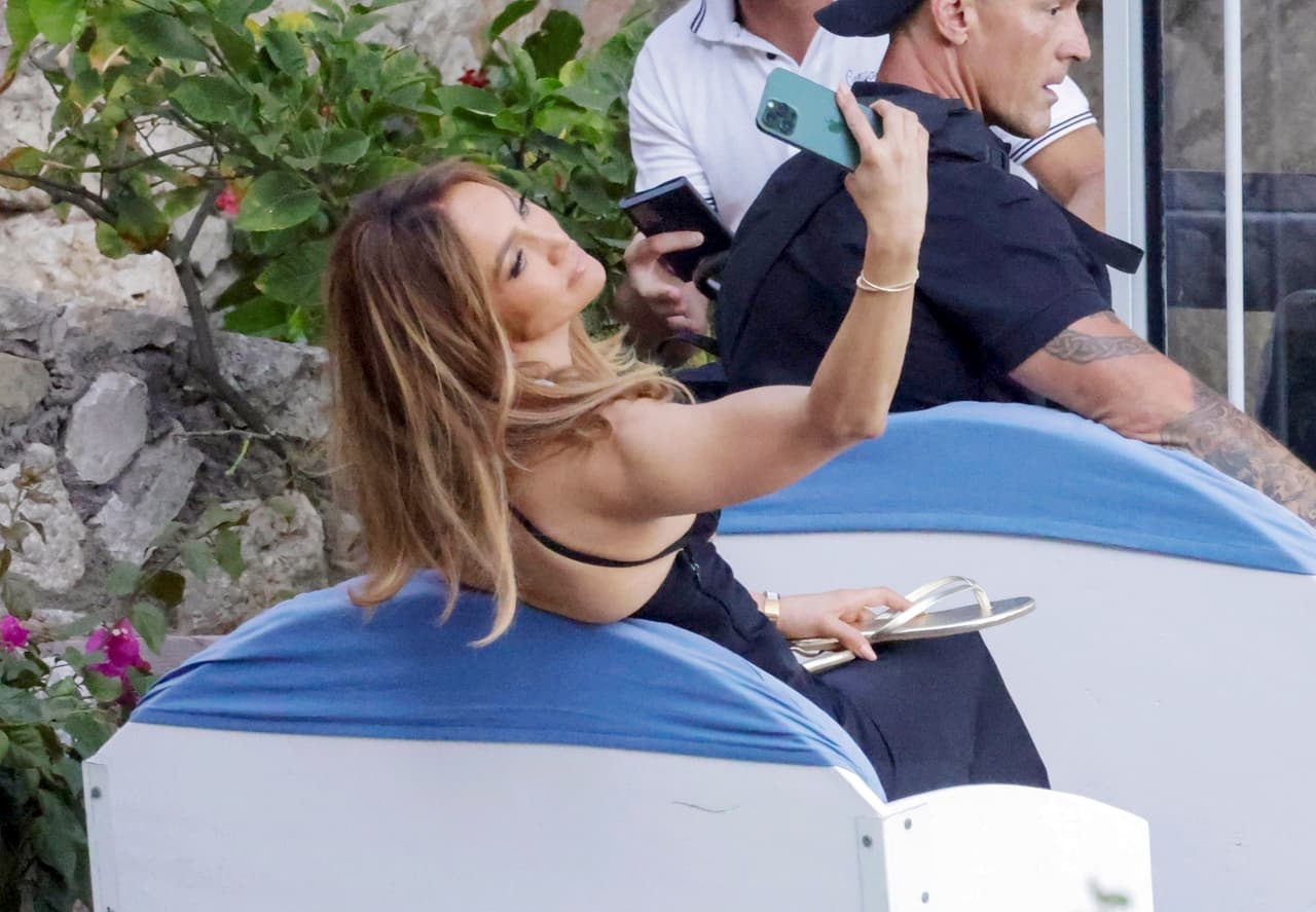 <a href="https://www.univision.com/musica/jennifer-lopez-madrastra-fotos" target="_blank">La cantante puertorriqueña</a> aprovecha su estadía en Italia para inmortalizar cada uno de los momentos que vive. En esta imagen se puede observar que ella se está tomando una selfie mientras va hacia una sesión de fotos.