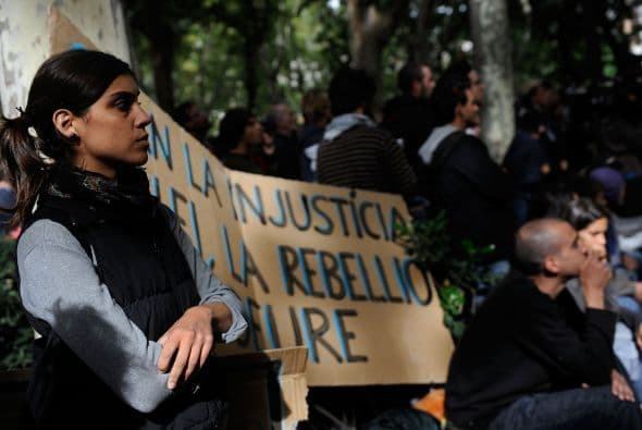 Los reunidos en torno al Congreso de los Diputados gritaban protestas contra los recortes de salarios, en salud y educación.