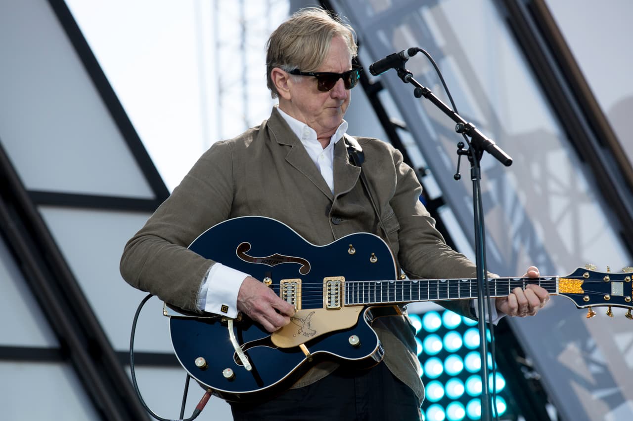 El guitarrista T-Bone Burnett acompaña a Residente.