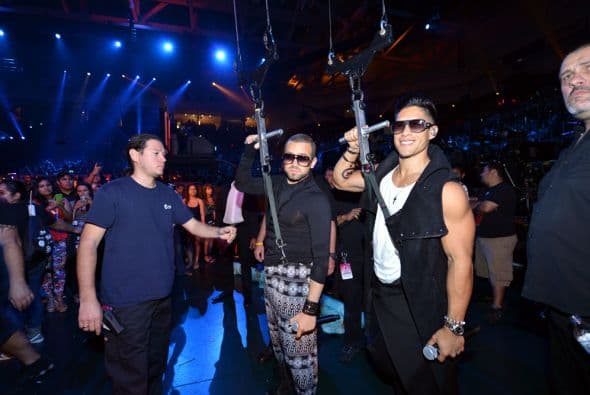 ¡Prepárate para lo que viene este año! Mientras, te tenemos lo mejor del show de 2014. La noche arrancó con Chino y Nacho que se elevaron desde las alturas.