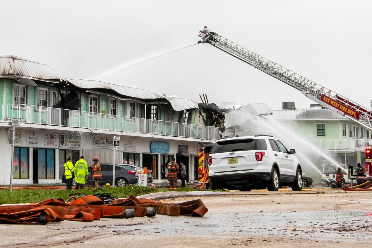 En un centro comercial del centro de Key West, el principal núcleo poblacional de los Cayos, se reportó un incendio por culpa del mal tiempo.