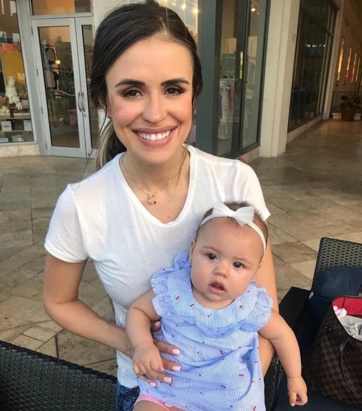 Carolina Sarassa disfruta la bella etapa y del amor que Chloé le entrega todos los días. "Hoy hace 6 meses, cambiaría mi vida para siempre. Daba a luz al amor de mi vida, a la luz de mis ojos, a la razón de mi existir. Te amo Chloé Sophia, escribió Carolina al pie de una de las fotografías captada en el sexto mes.