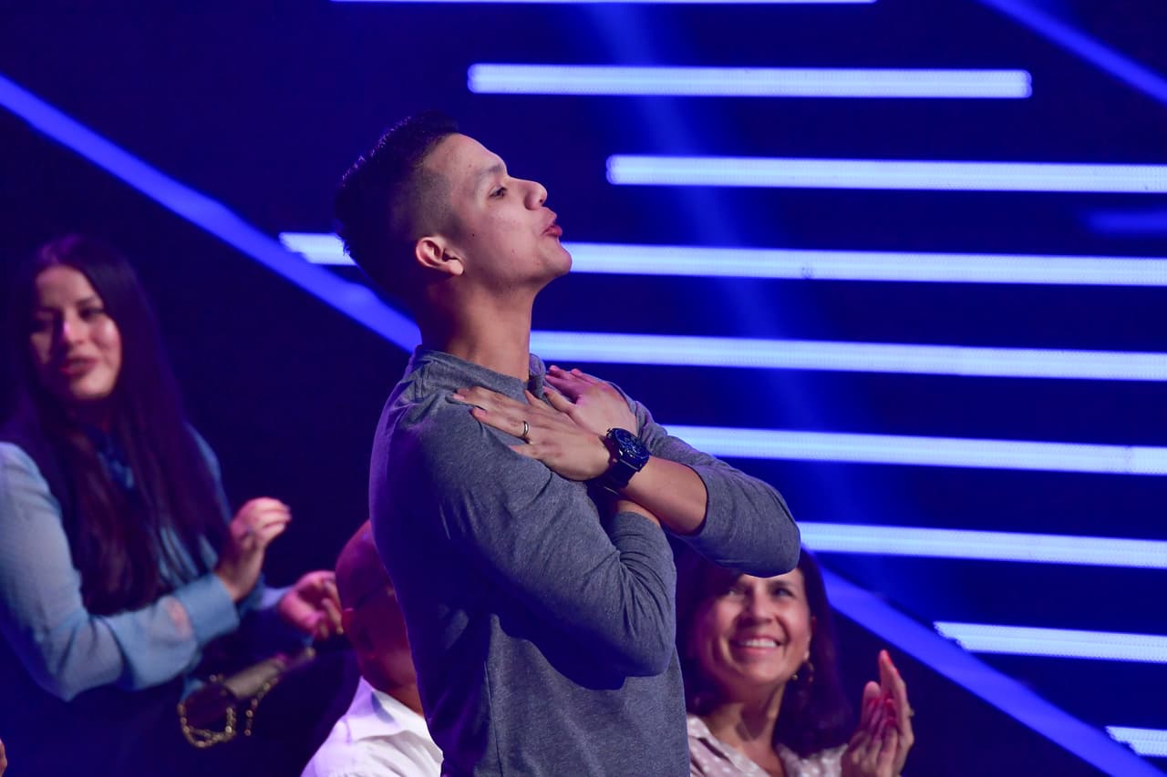 Ocurrió que su esposo, Martín, no dejó de echarle porras ni un solo momento. Nuestra querida conductora se dio cuenta y se dispuso a invitarlo al escenario, donde lo primero que hizo fue cargar y besar a la peruana.