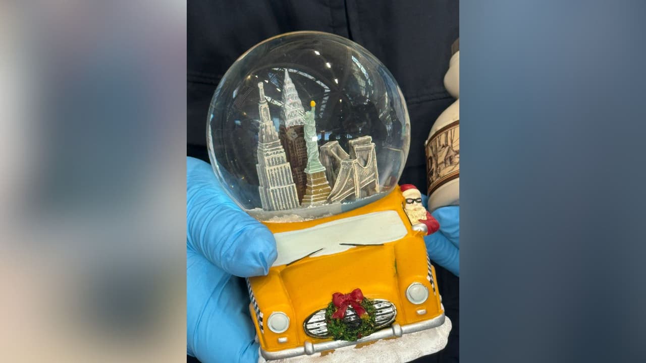 Las autoridades recordaron que algunos
<b> juguetes o regalos tienen líquido en su interior</b> y se deben ajustar a los lineamientos de contener menos de 100 mililitros.
<br>
<br>Por ejemplo, las
<b>esferas navideñas no pueden llevarse en el equipaje de mano</b> si son más grandes que una pelota de beisbol.
<br>