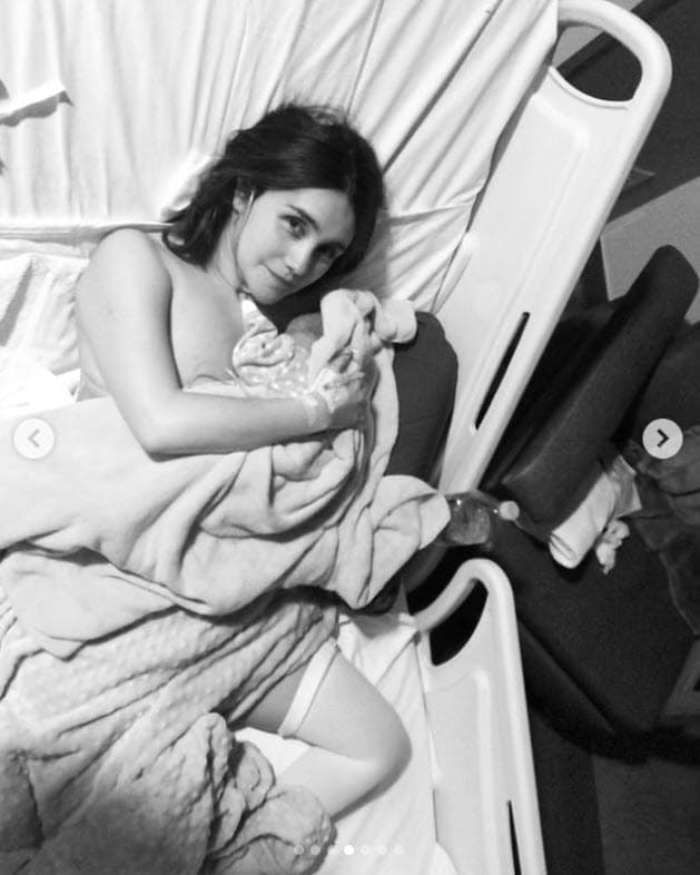 "Hace un año 
<b><a href="https://www.univision.com/famosos/dulce-maria-rostro-bebe-hija-maria-paula" target="_blank">me convertí en mamá</a></b>… en tu mamá, mi 'Lunita', mi guerrera, mi estrella, mi regalote de Dios, mi sueño hecho realidad", escribió la actriz en el paquete de fotos que colgó y en las que se le ve en los primeros momentos que pasó con su hija tras nacer. 
<br>