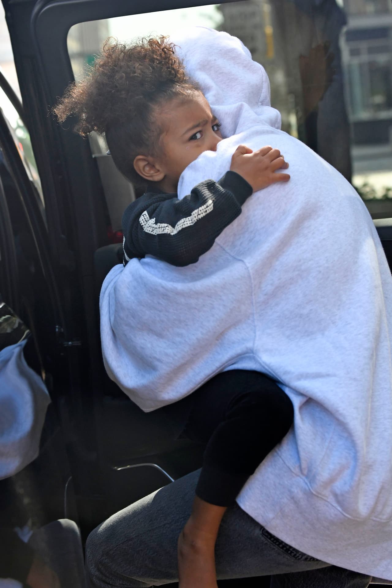 Cargaba a su adorada North, quien estaba abrumada con la atención y el estrés de mamá.