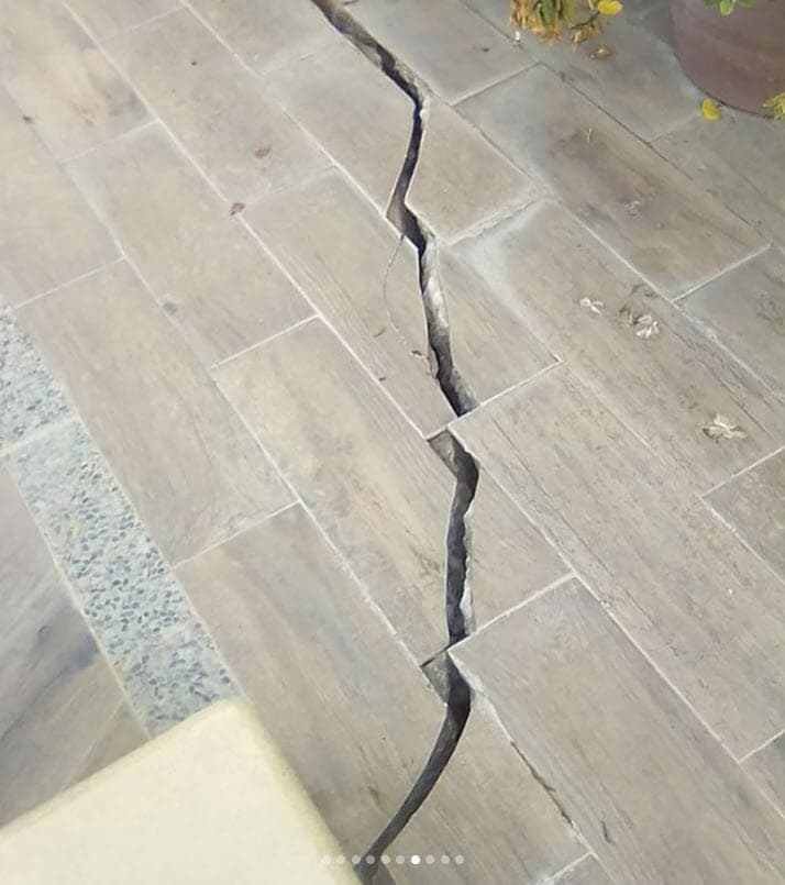 "No se puede subir ni bajar de la casa porque también hubo un derrumbe que taponeó toda la calle donde subimos, ahorita los informes que tengo es que se lastimó también la torre de control, que hubo derrumbes en la carretera, entonces
<b>no se puede ni entrar ni salir de la ciudad por el momento</b>".
<br>