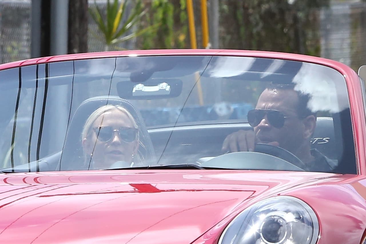 Las imágenes del paparazzo muestran que el exbeisbolista era quien manejaba.
<br>