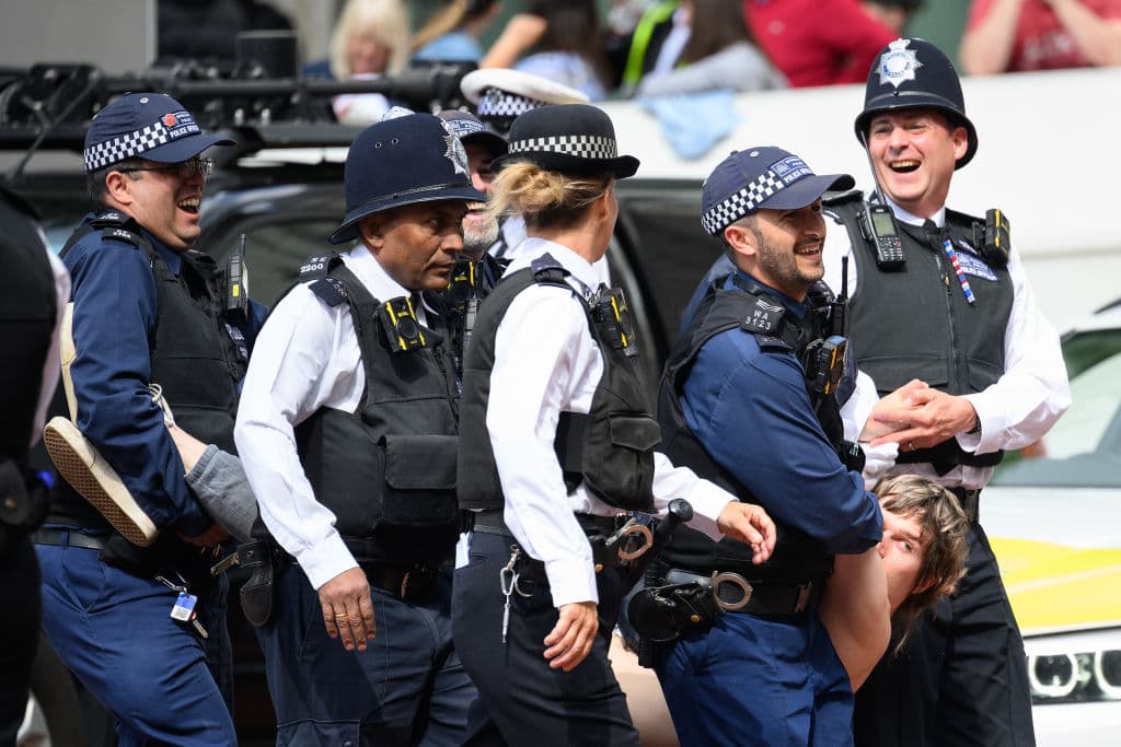 La Policía Metropolitana de Londres informó en Twitter que se efectuaron varias detenciones ya que un grupo intentó introducirse en la ruta ceremonial justo antes de que arrancara el desfile. Scotland Yard habló de incidentes de "desorden público" por obstrucción a la vía pública.
