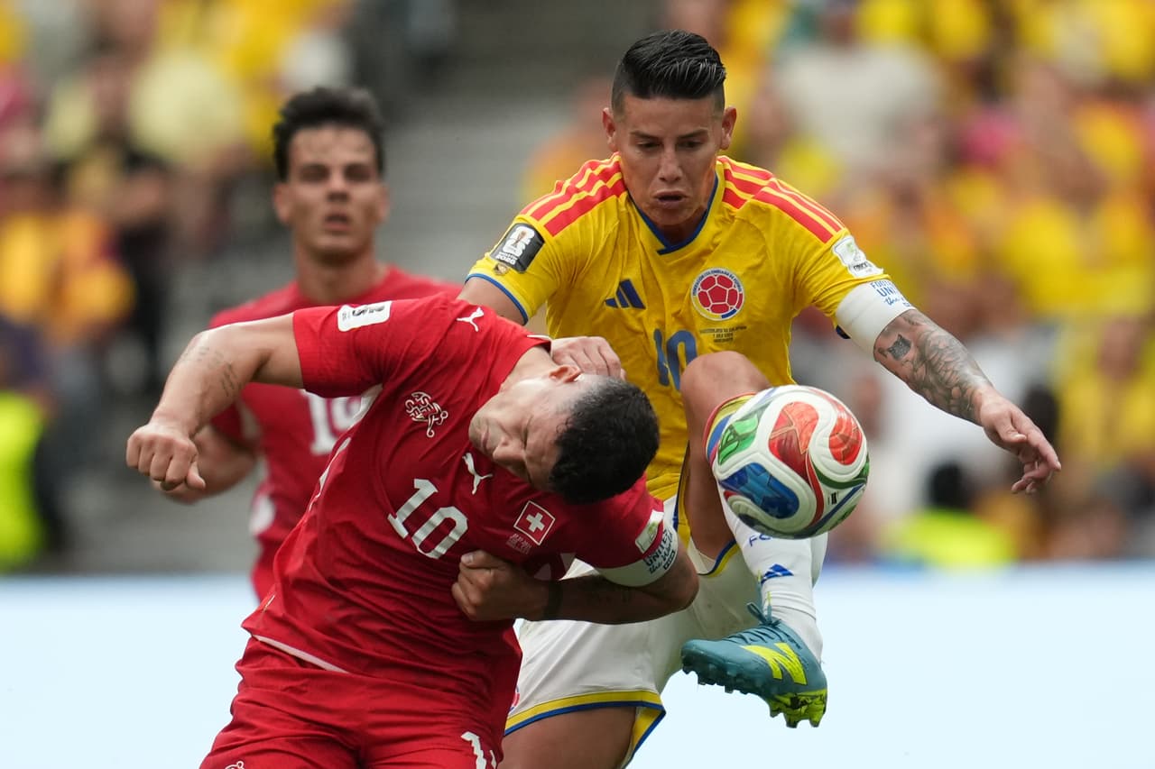 El suizo Granit Xhaka (10), a la izquierda, y el colombiano James Rodríguez (10) disputan el balón durante el partido de octavos de final de la Copa del Mundo entre Suiza y Colombia en Vancouver, Columbia Británica, el martes 7 de julio de 2026.
