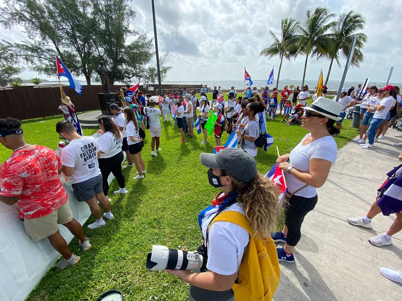Rosa María Payá lamentó que “el movimiento se está poniendo un poquito más lento debido a que la gente no está viendo acción de nuestros líderes y tienen que tomar acción. Estamos dependiendo de ello”, comentó mientras caminaba con la multitud en Miami.