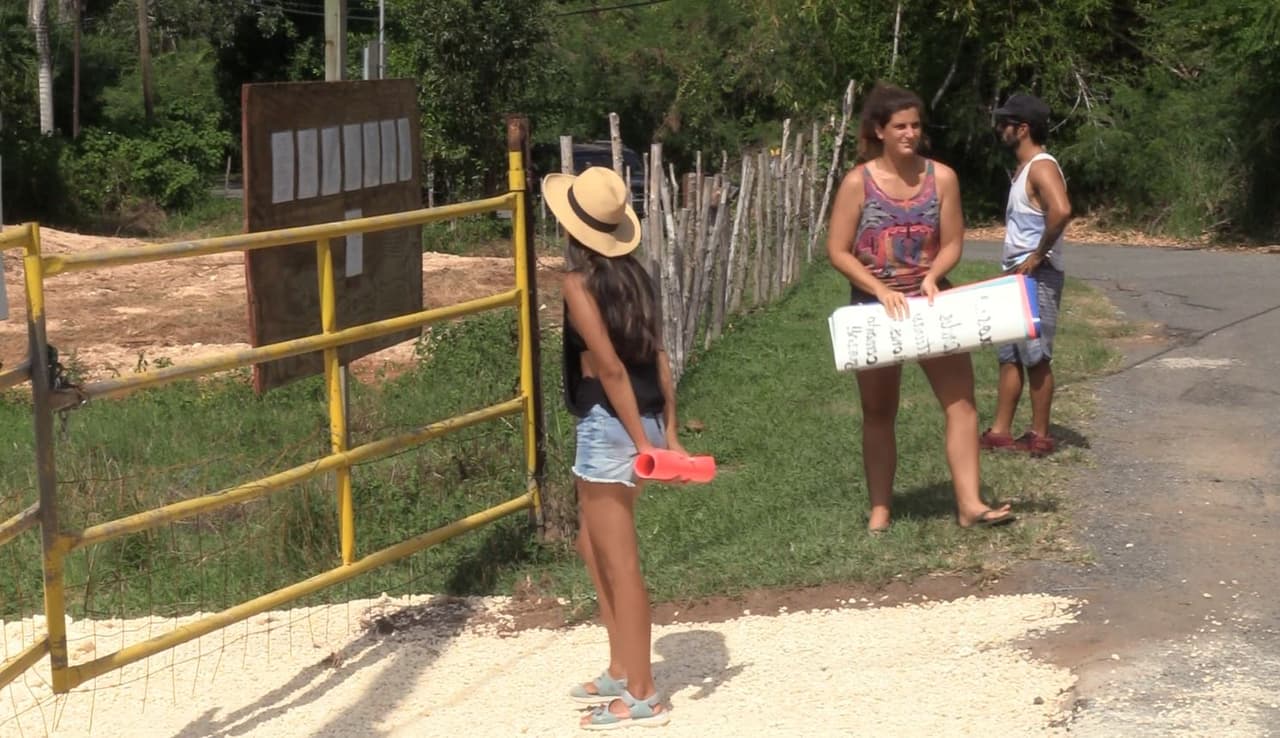 El movimiento "Salvemos a Playuela" se ha dedicado a defender los recursos naturales de la zona y se han opuesto a la construcción de un mega hotel.