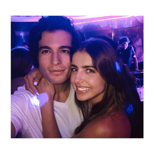 "Ella dice que no, que nada más son cuates. Pues sí regresaron, estuvieron el fin de semana juntos en una boda en Los Cabos con los familiares de Michelle, pero le pidieron a los asistentes que por favor no publicaran fotos de 
<b><a href="https://www.univision.com/famosos/danilo-carrera-y-michelle-renaud-volvieron">Michelle y Danilo juntos</a></b>", dijo en mayo en su show 'Con permiso'.
<br>