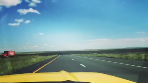 Viajó varias millas bajo los rayos del sol en un carro deportivo convertible.