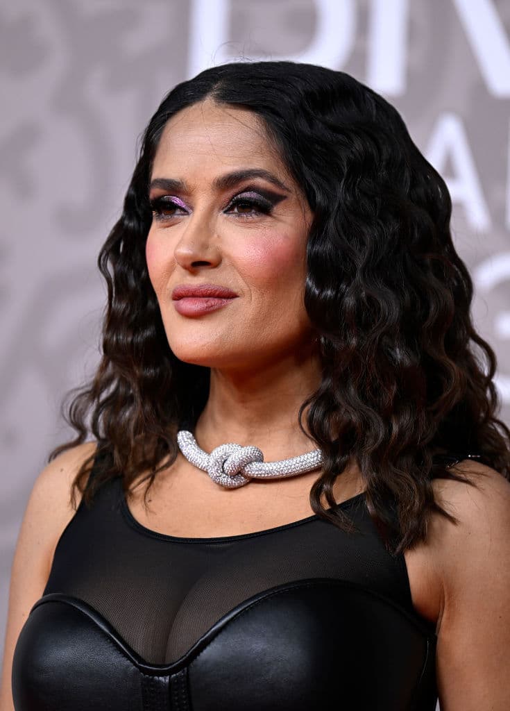 Respecto a los accesorios que utilizó, optó por un collar y un anillo de Boucheron. Para su maquillaje decidió lucir cargada en matices negro y morado en los ojos, mientras que continuó con la tendencia nude en los labios. Levó su melena suelta y ondulada.