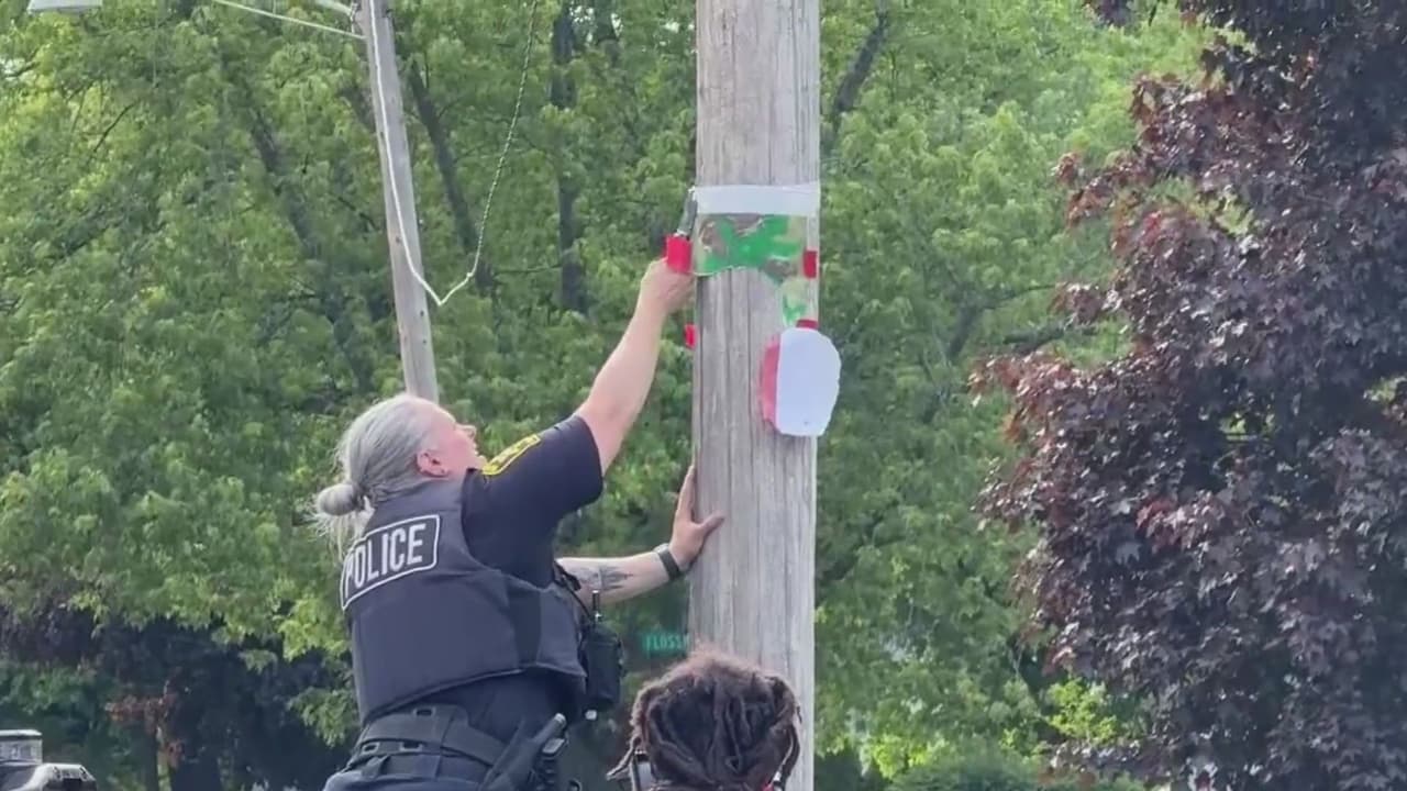 Vecinos denuncian que los carteles han estado apareciendo desde
<b> hace varios días en la zona de Waukegan y en el norte de Chicag</b>o. La misma comunidad ha retirado algunos de los anuncios y ha reportado los hechos a las autoridades. 
<br>
<br>Sin embargo, 
<b>el domingo 31 de mayo</b>, residentes realizaron una protesta para denunciar estos actos y exigir que cesen los mensajes de odio.