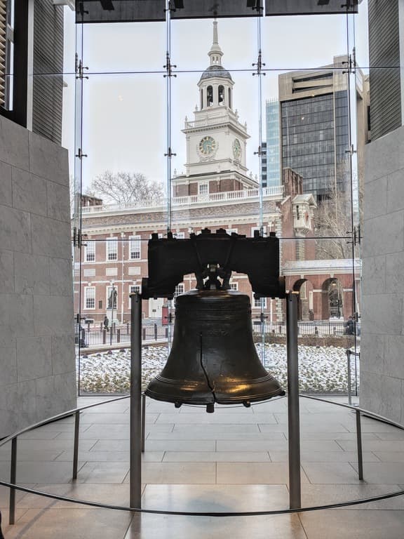 <b>Campana de la Libertad</b>: es un signo monumental de la independencia de Estados Unidos y se encuentra justo en Filadelfia. Solía estar ubicado dentro de la Casa del Estado de Pensilvania. Si bien esta cosa por la que Filadelfia es conocida se usó para hacer anuncios o llamar a legisladores en el pasado, hoy es una atracción turística, que se encuentra justo en Liberty Bell Center en Independence National Historical Park, el mismo parque que Independence Hall.