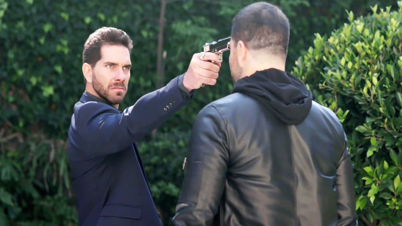 <b><a href="http://www.univision.com/series/la-piloto/la-piloto-oscar-le-confeso-a-john-que-el-y-zulima-le-hicieron-creer-que-yolanda-lo-traiciono-escena-del-dia-video">Óscar no tuvo opción y le confesó que él y Zulima le hicieron creer que Yolanda lo había traicionado</a></b>.