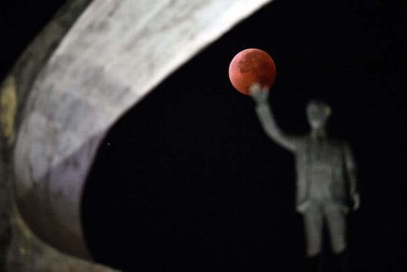 La siguiente imagen fue tomada durante el eclipse en el Memorial Juscelino Kubitschek en Brasilia, capital de Brasil.