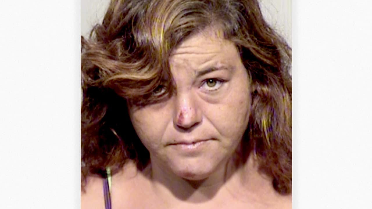 Acusan a mujer de atacar y robar a un paciente con cáncer en Phoenix
