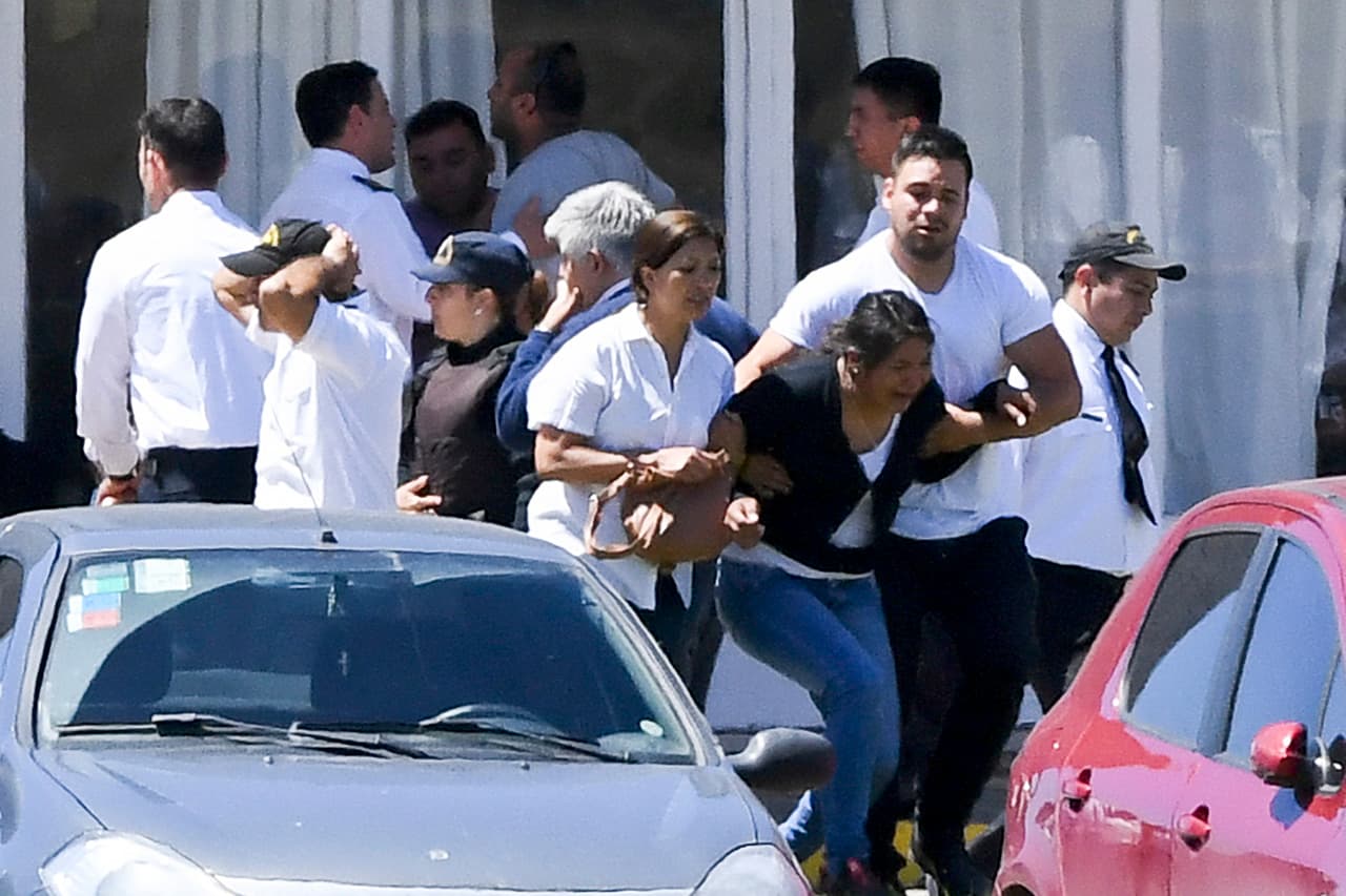 <b>"Hay que rezar por todas las mujeres, madres y todos los hijos que se quedaron sin papá"</b>, dijo una de las esposas de los marinos, Jessica Gopar, a los medios locales. (Eitan Abramovich/AFP/Getty Images)