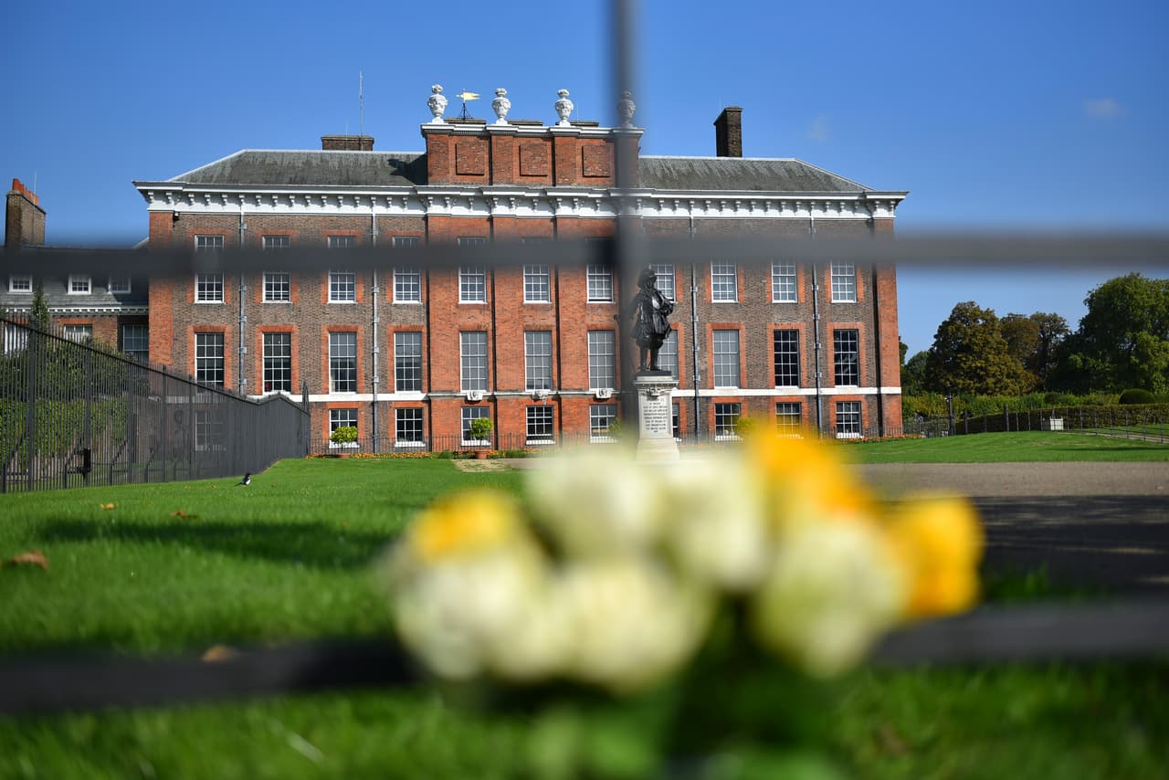 Entre las reparaciones que le hicieron al apartamento se encuentran los techos, así como el reemplazo de las ventanas de las 21 habitaciones que componen el ala oeste del palacio.