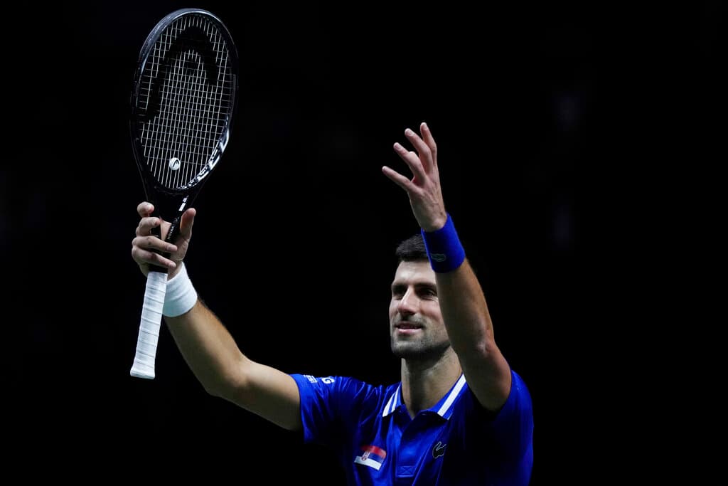 El serbio Novak Djokovic luego de derrotar al croata Marin Cilic durante su partido de semifinales de tenis de la Copa Davis en el Madrid Arena en Madrid, España, el 3 de diciembre de 2021.